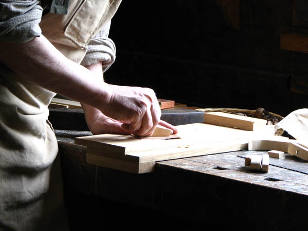 Nuestro equipo de profesionales cuenta  con muchos años de contrastada <strong>experiencia</strong> en el sector de la <strong>carpintería de madera en Castilblanco</strong>.