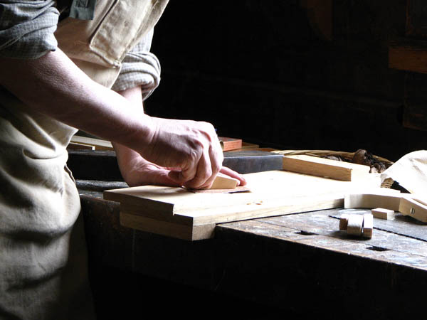Nuestro equipo de profesionales cuenta  con muchos aÃ±os de contrastada <strong>experiencia</strong> en el sector de la <strong>carpinterÃ­a de madera en Castilblanco</strong>.